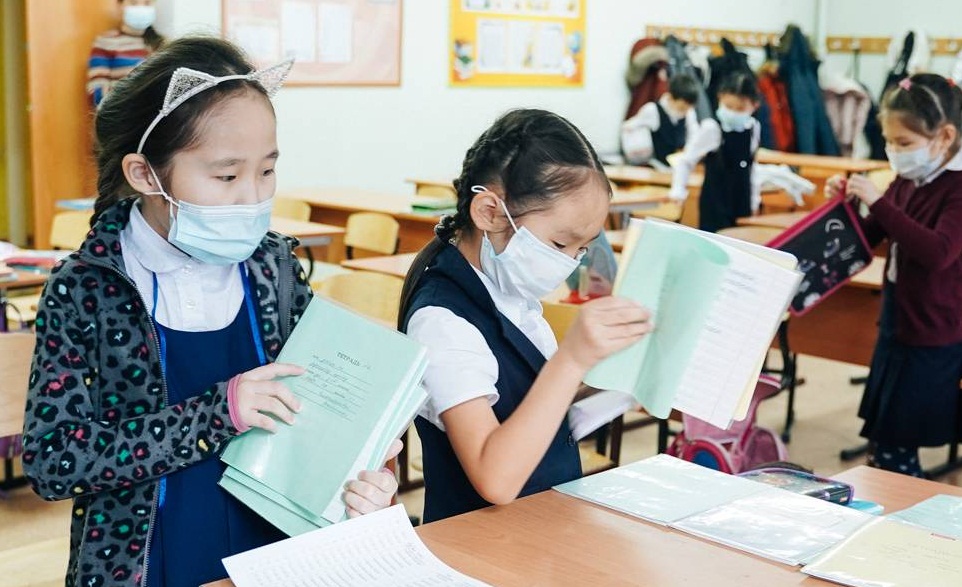 Муниципальные учреждения якутска. Сахат школа. Фото читающих детей и подростков в Якутии. Учуутал кылааска фото. Последний звонок Якутия.