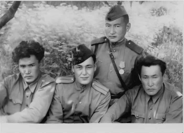 1Илья Попов с якутскими писателями на фронте 1944 гjpg