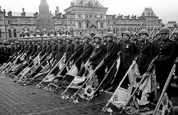 MOSCOW, USSR. Soviet soldiers throw Nazi banners at the foot of Lenin's Mausoleum. (ITAR-TASS/ Yevgeny Khaldei)Москва. Парад Победы на Красной площади. На снимке: советские воины с захваченными у немецких войск знаменами. Фото Евгения Халдея /Фотохроника ТАСС/.