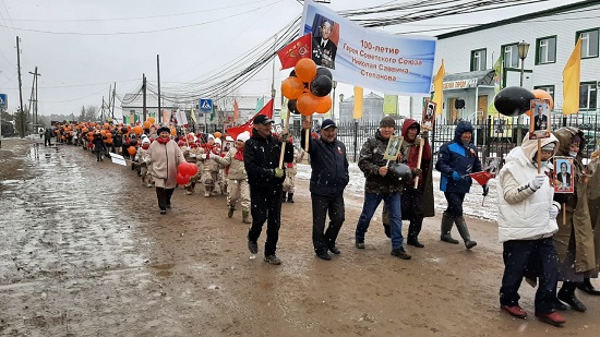 Герой_Степанов_--_школа_на_параде.jpg