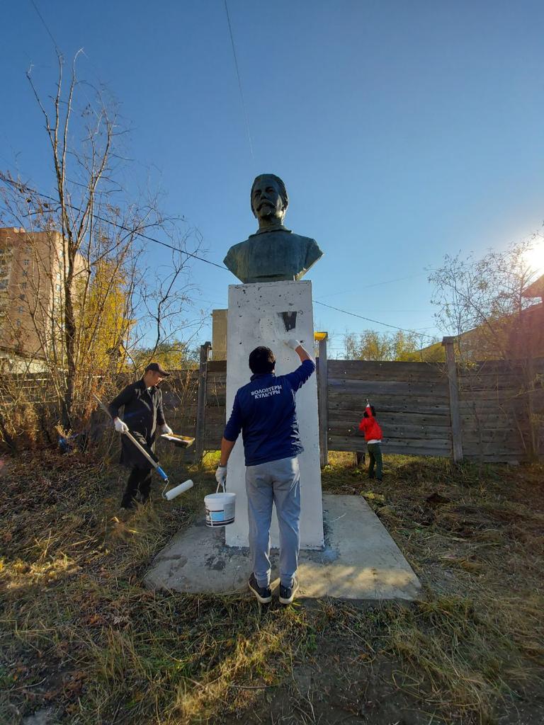 Ремонт памятника Курнатовскому в рамках проекта Сохраним памятники min